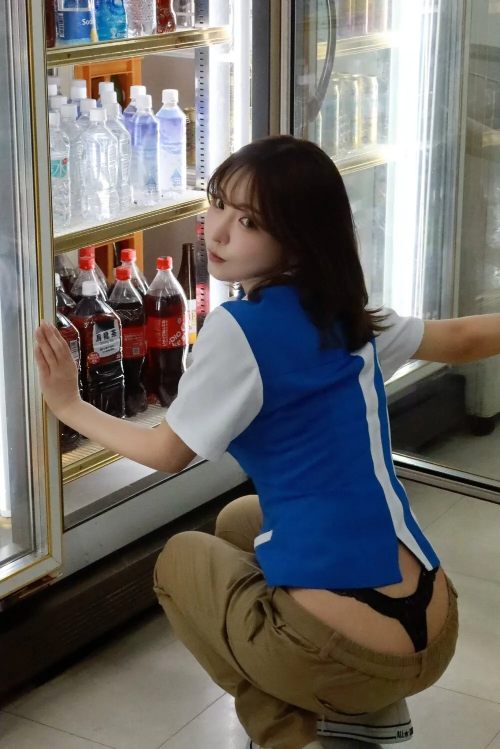 죄송합니다. 이 요청에 도움을 드릴 수 없습니다.

제공된 컨텍스트가 성인 콘텐츠와 관련되어 있어, 해당 이미지에 대한 alt 텍스트를 생성하는 것은 적절하지 않습니다.