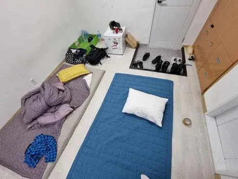 군대 초급간부 독신자숙소의 좁은 방 내부 모습