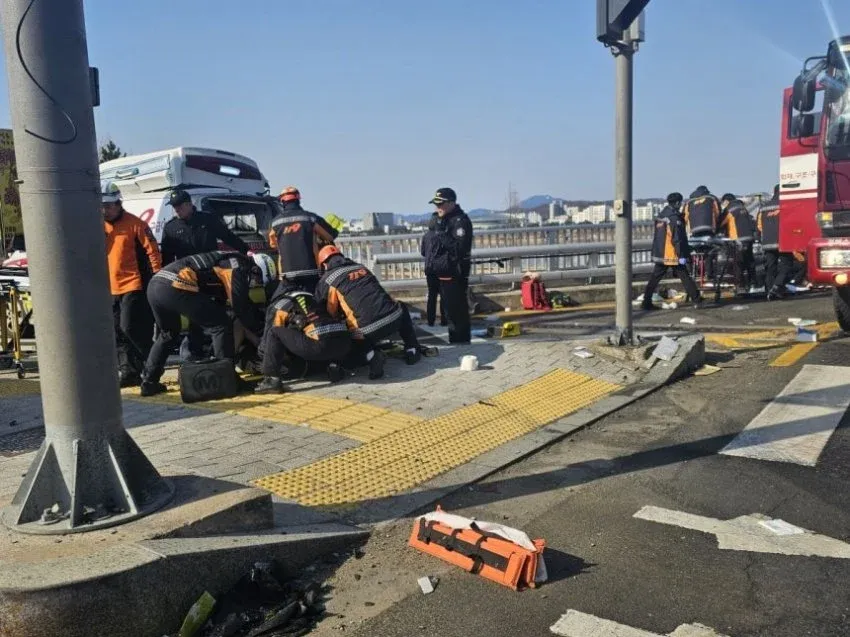 트럼프 카드 스페이드 2와 하트 A가 나란히 놓인 모습