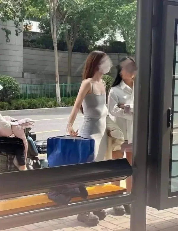 여성이 놀라며 가슴에 손을 얹고 충격받은 표정을 짓는 만화 장면