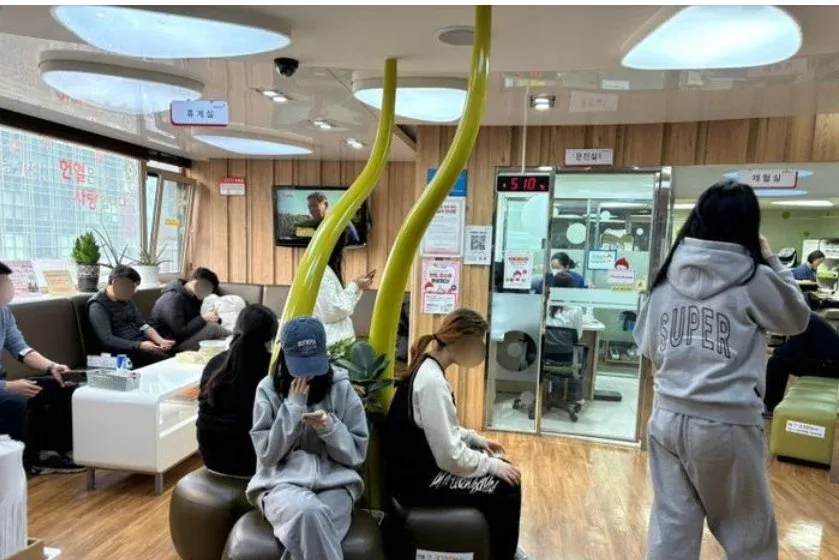 헌혈의 집 내부 안내판. 휴게실, 분전실, 채혈실 방향 표시와 '헌혈은 사랑입니다' 문구.