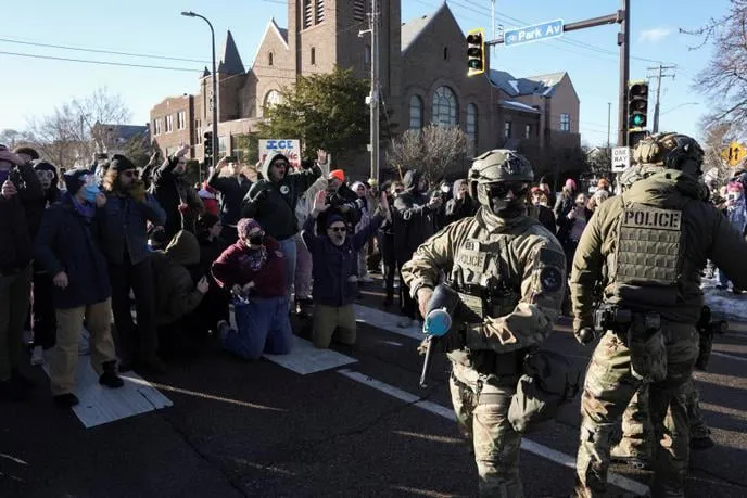 ICE 경찰차가 미니애폴리스 경찰차를 들이받은 사고 현장