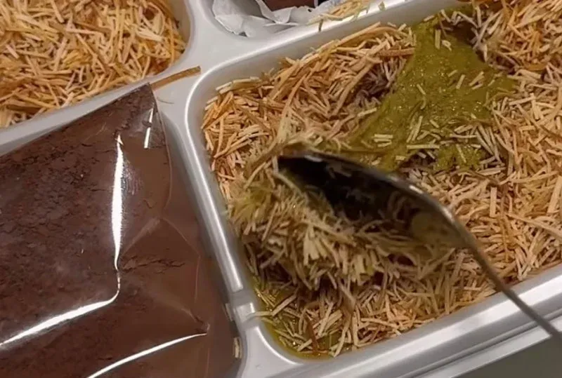 동네 빵집 진열대에 두쫀쿠(떡 케이크)가 가격표와 함께 진열된 모습