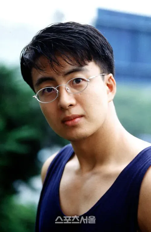 배용준의 젊은 시절 얼굴 클로즈업 사진, 긴 머리에 부드러운 미소