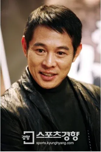 이연걸의 최근 모습, 흰 머리에 안경을 쓰고 미소 짓는 얼굴 클로즈업