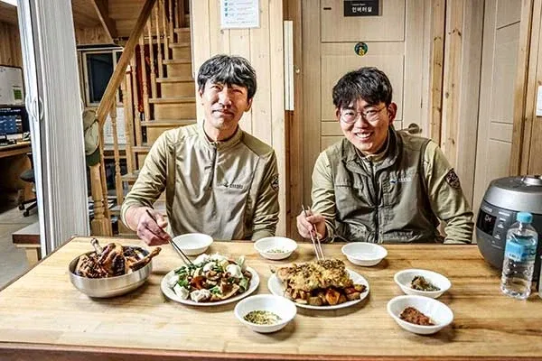 설악산 대피소에서 레인저들에게 요리를 대접하는 미슐랭 셰프