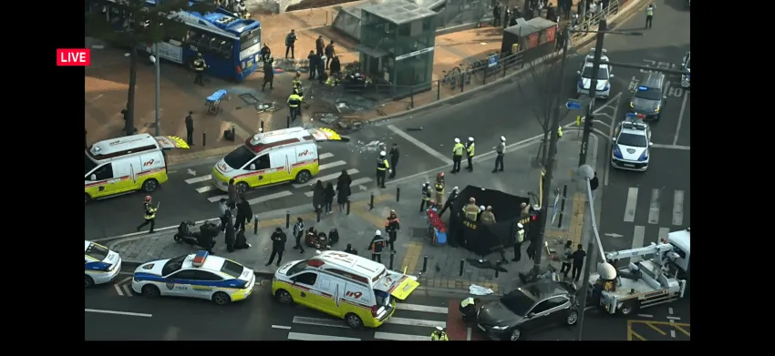 서울 서대문역 인근 건물에 시내버스가 돌진한 사고 현장 속보 뉴스 화면