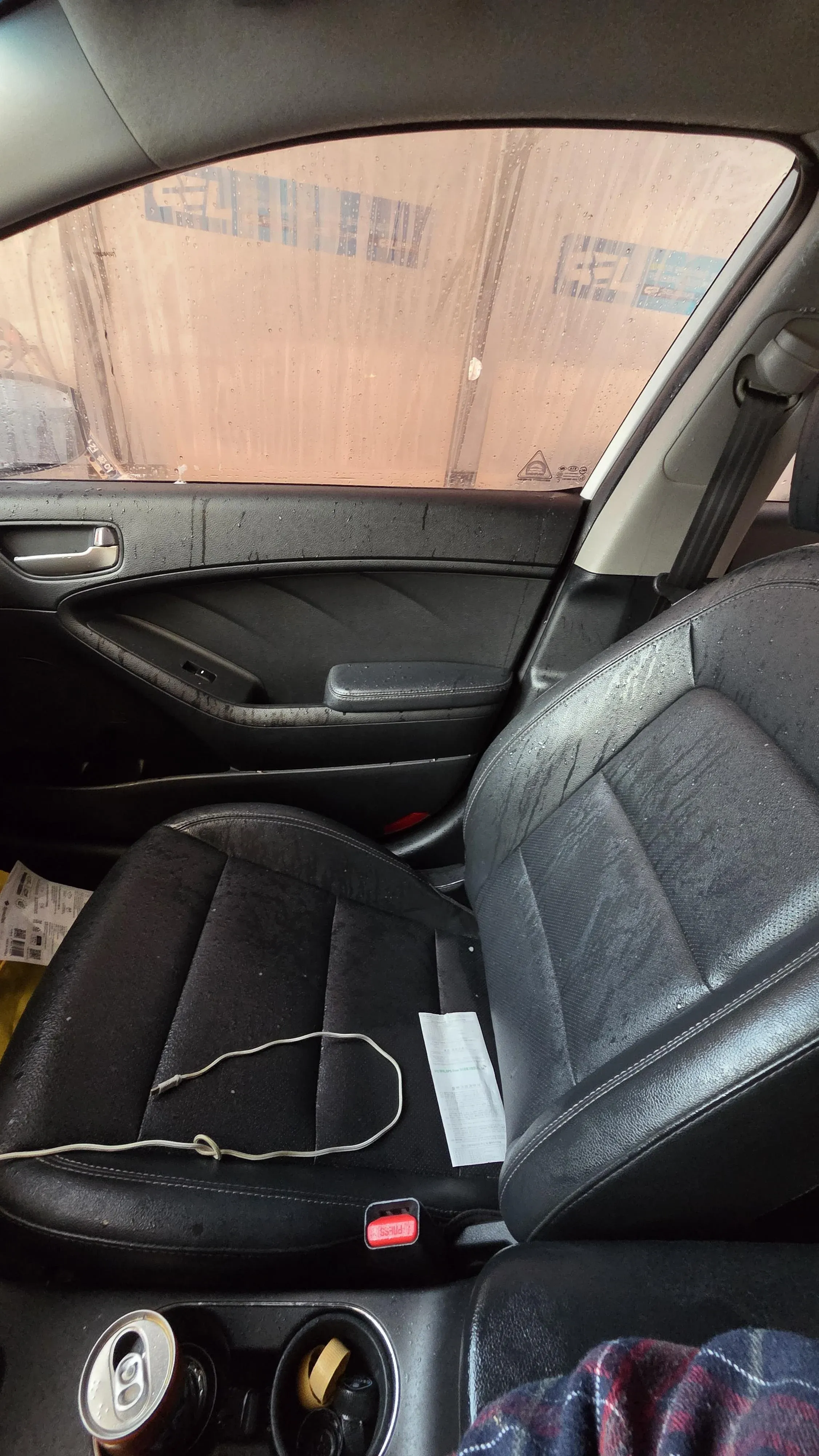 세차기 안에서 창문이 열린 채로 물벼락 맞는 자동차 만화