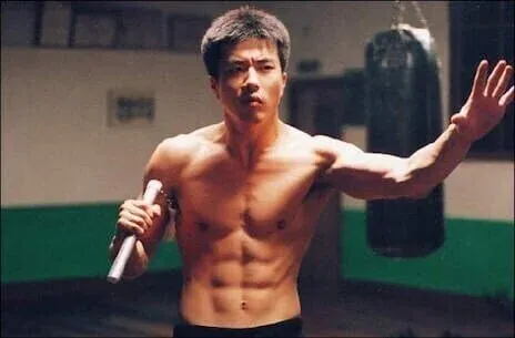 영화 '말죽거리 잔혹사'에서 천호진이 출연한 논란의 장면 스틸컷