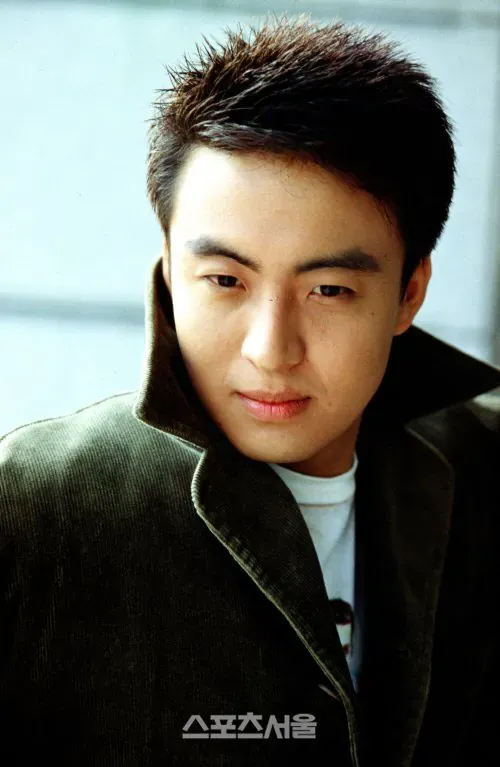 배용준의 젊은 시절 클로즈업 사진, 긴 머리와 부드러운 미소