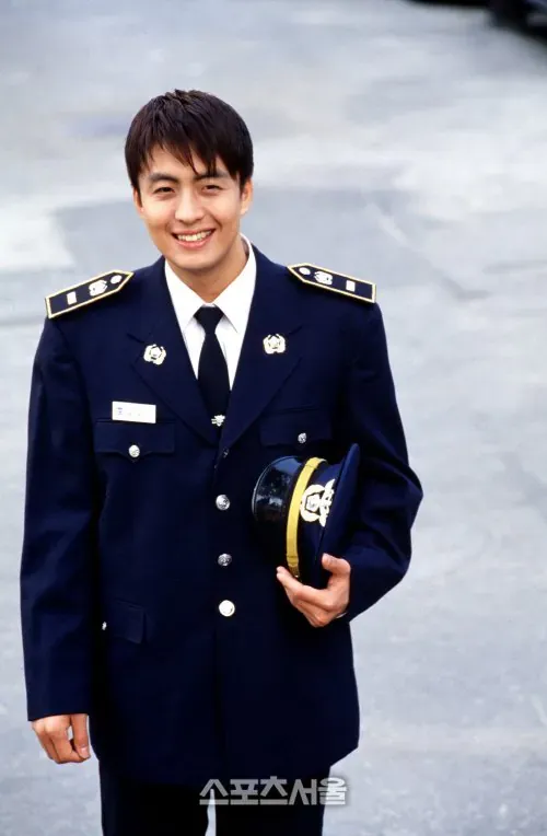 젊은 시절 배용준의 긴 머리 흑백 프로필 사진