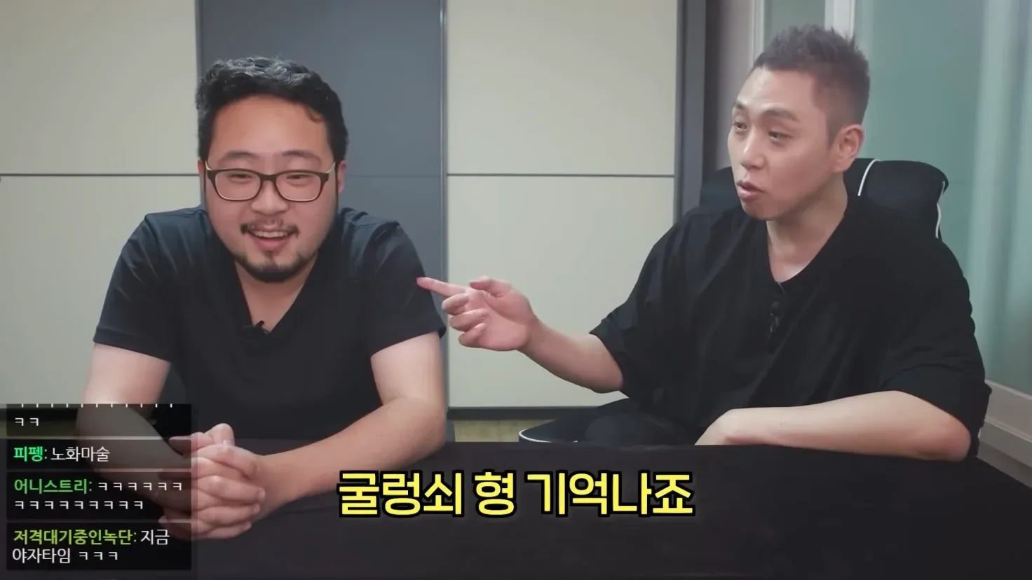 이은결이 김준표에게 굴렁쇠 마술 도구를 보여주며 사기치지 말라고 경고하는 장면