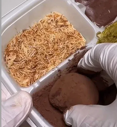 동네 빵집 두쫀쿠 판매 안내문과 가격표가 적힌 손글씨 메모