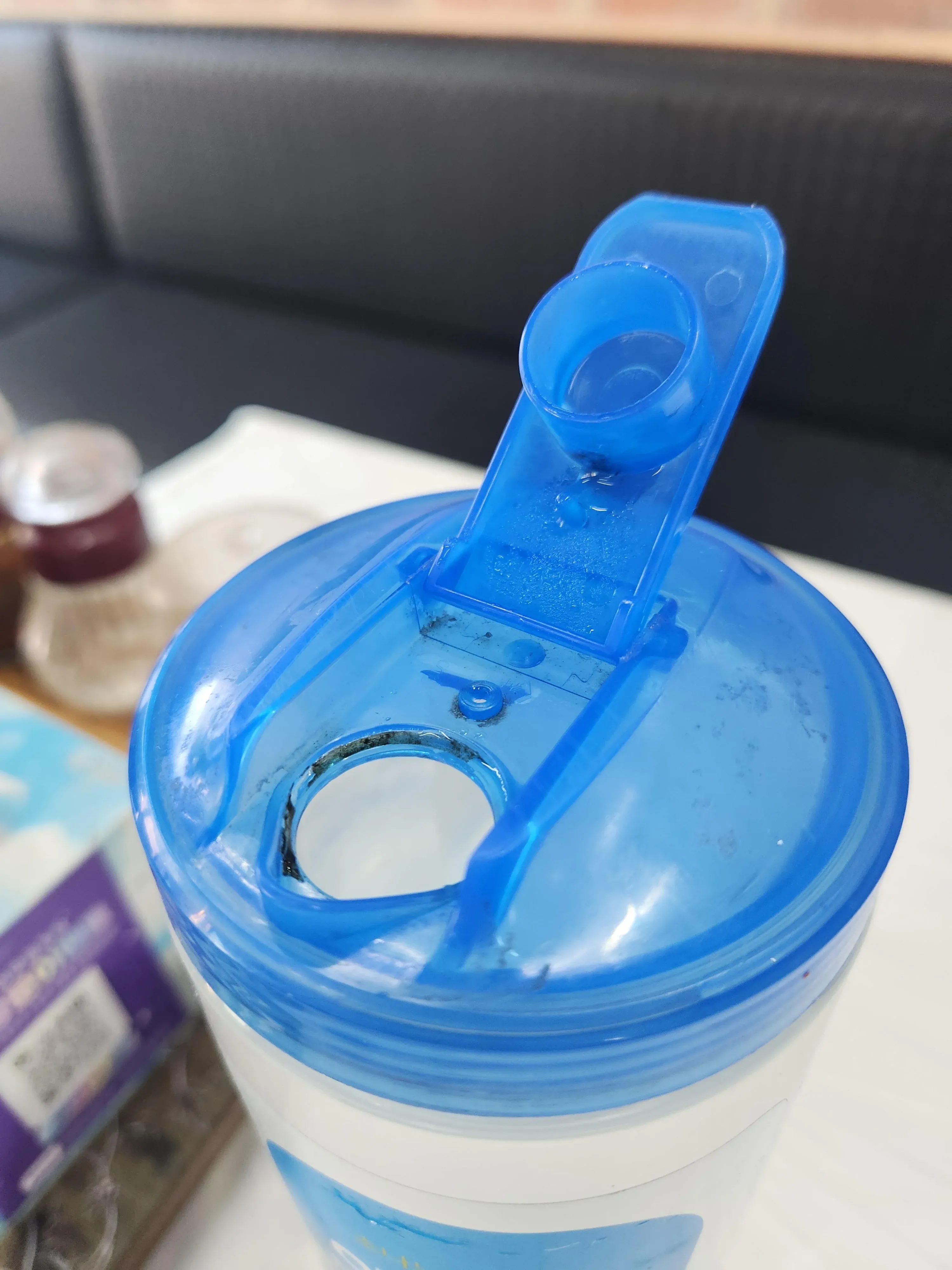 맑고 투명한 물이 담긴 유리컵