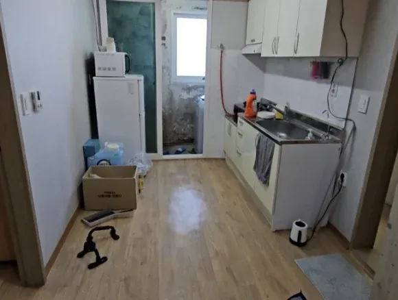 좁은 독신자숙소에 빼곡히 쌓인 군용 장비와 개인 물품들