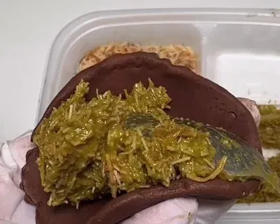 두쫀쿠 가격표: 엔화 기호와 등호가 적힌 손글씨 가격 안내판