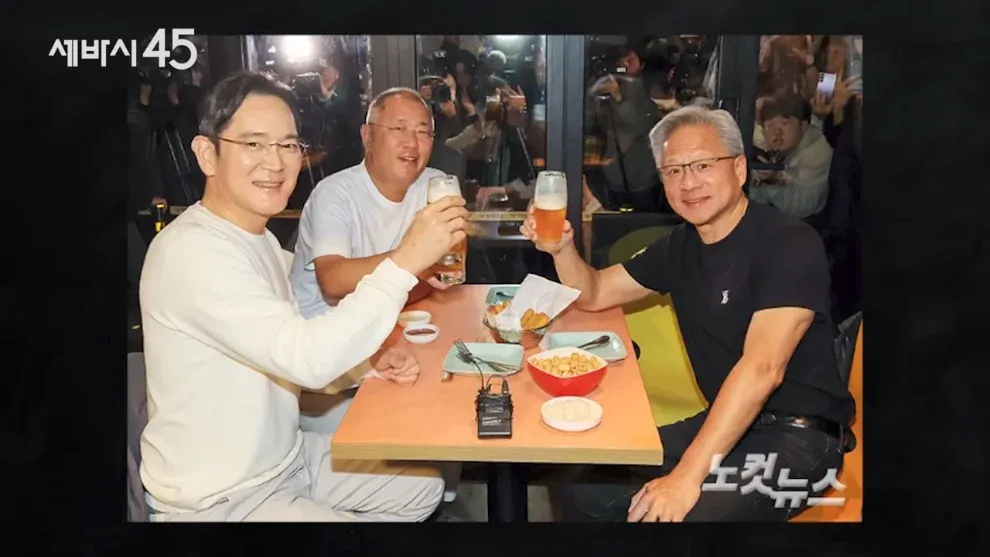 세로로 배열된 "세상을 비추는 시선" 텍스트 로고