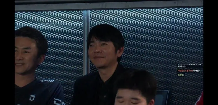 이세돌이 LCK 경기장에서 관중석에 앉아 있는 모습