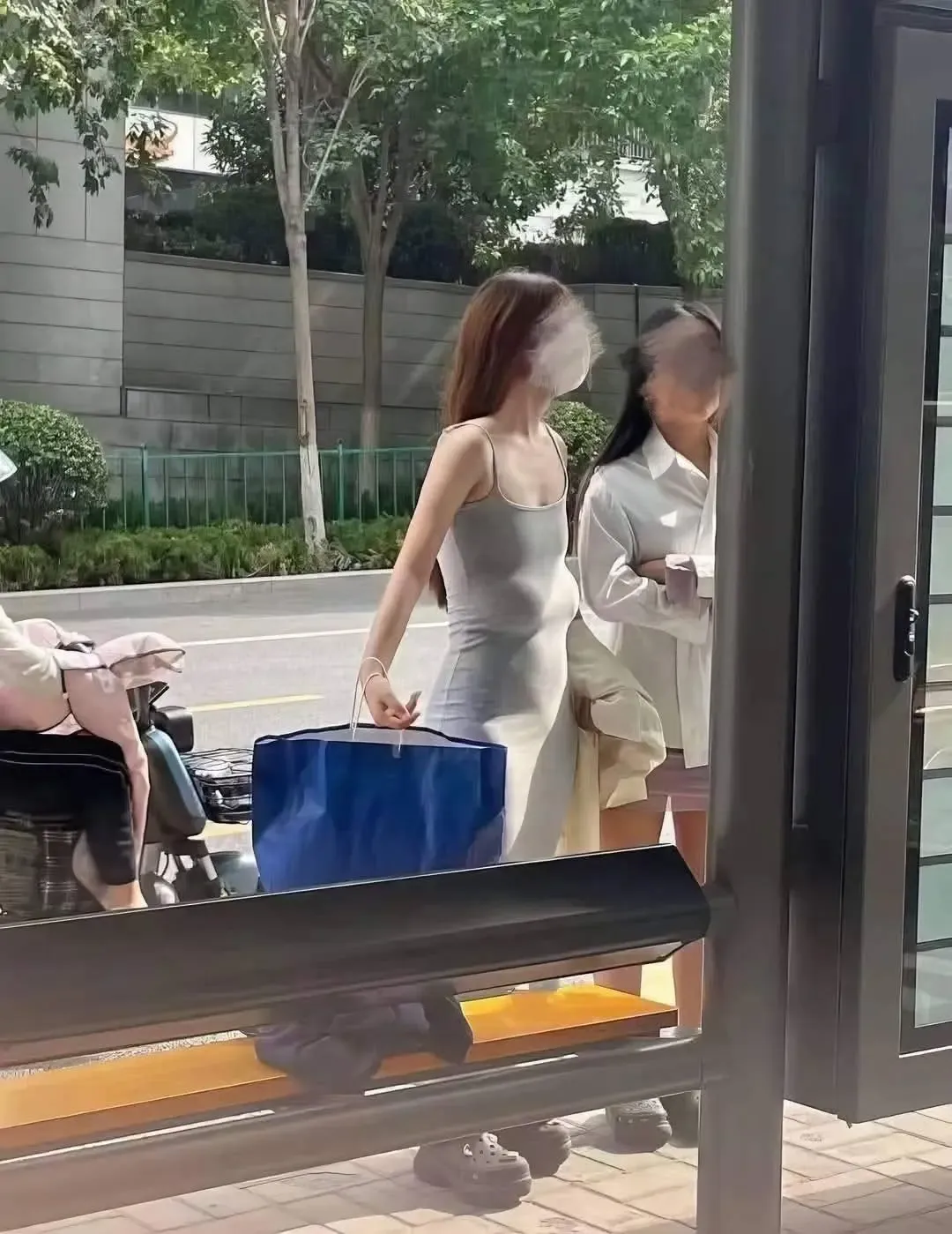 회색 롱패딩을 레이어드한 캐주얼 겨울 동탄룩 코디