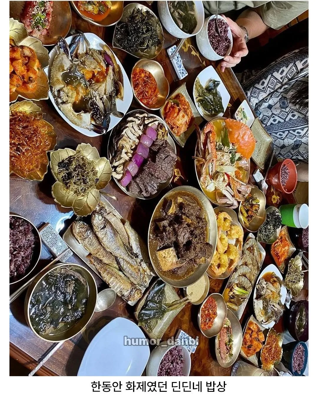 다양한 반찬이 가득 차려진 딘딘 어머니의 푸짐한 한상 차림
