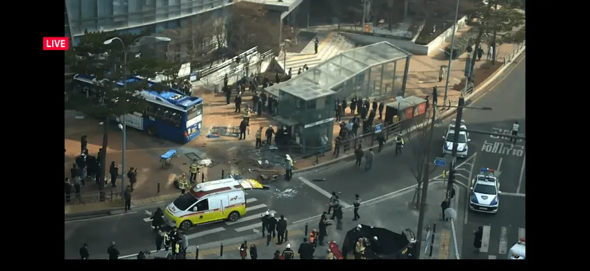 서울 서대문역 인근 건물에 시내버스가 돌진한 사고 현장