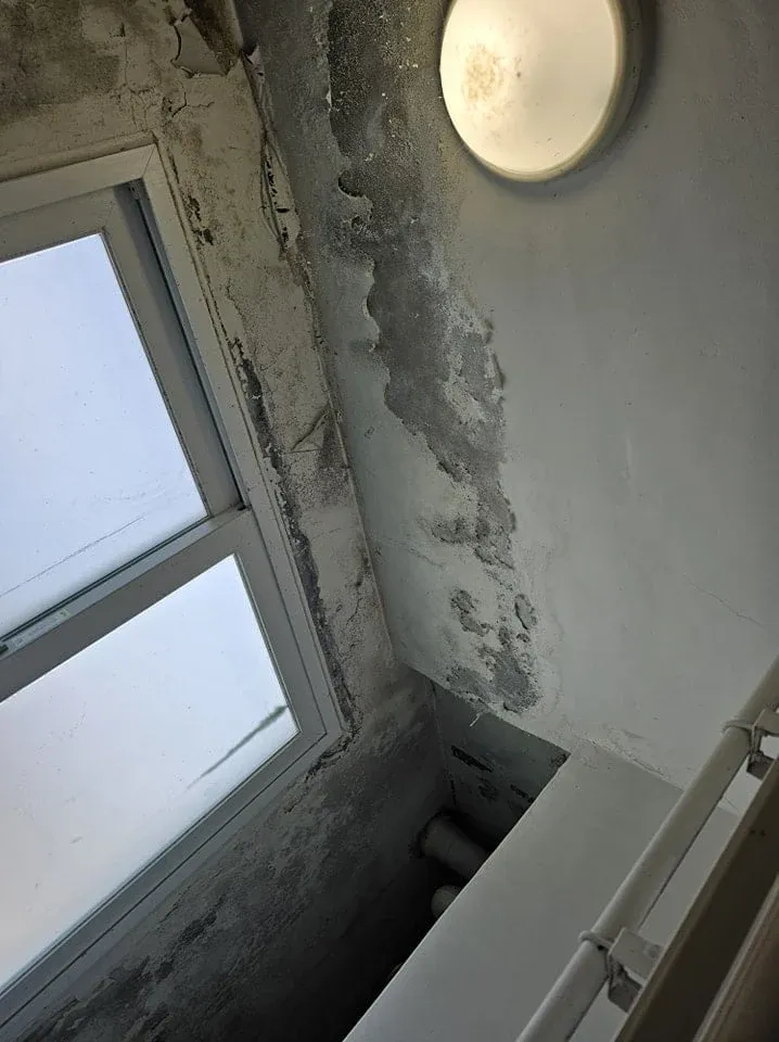 군대 독신자숙소 내부, 좁은 공간에 침대와 책상이 배치된 소형 원룸 형태의 거주 공간