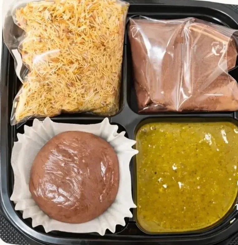 빵집 진열대에 두툼한 쿠키가 담긴 바구니와 가격표가 놓여 있는 모습