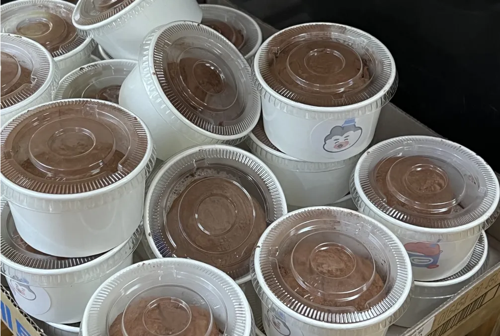 헌혈의집 앞에 두쫀쿠 증정 이벤트를 위해 긴 줄을 서서 기다리는 청년들