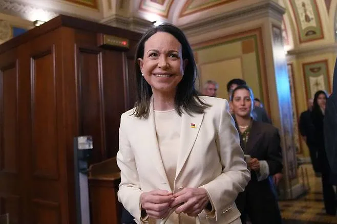 트럼프가 노벨평화상 메달을 들고 있는 풍자 이미지