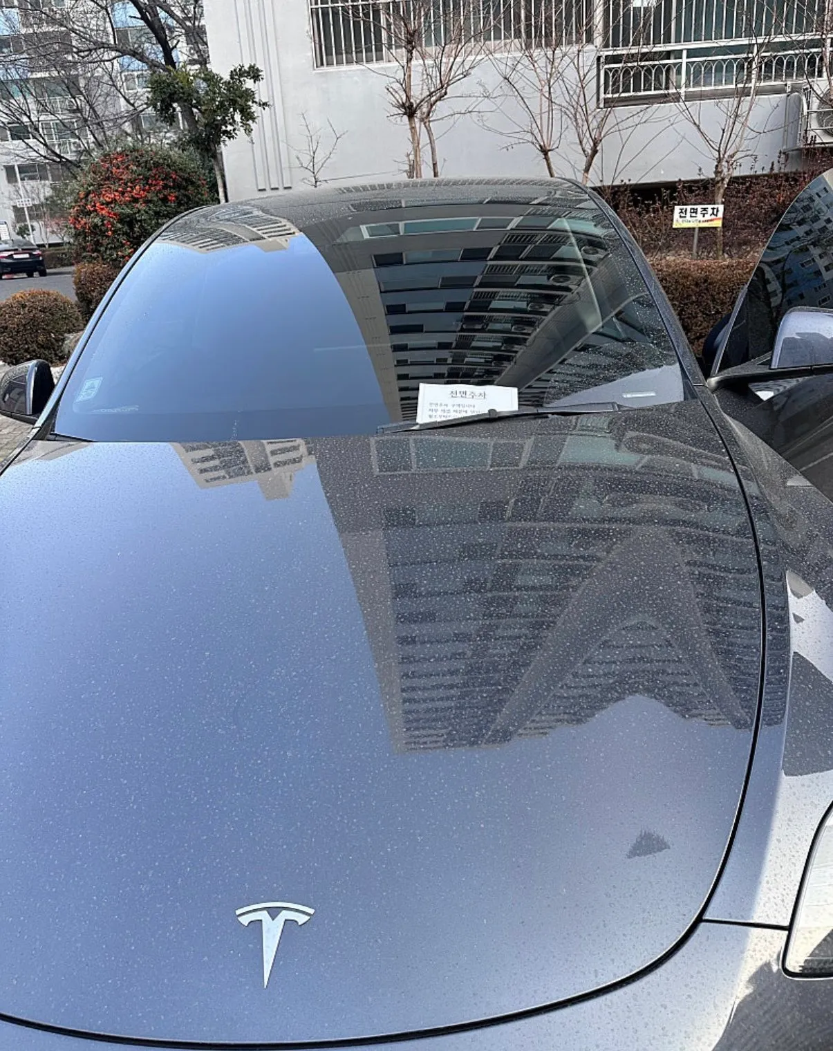 주차장 전면주차 안내 표지판, 차량 방향 화살표와 주차 아이콘 포함