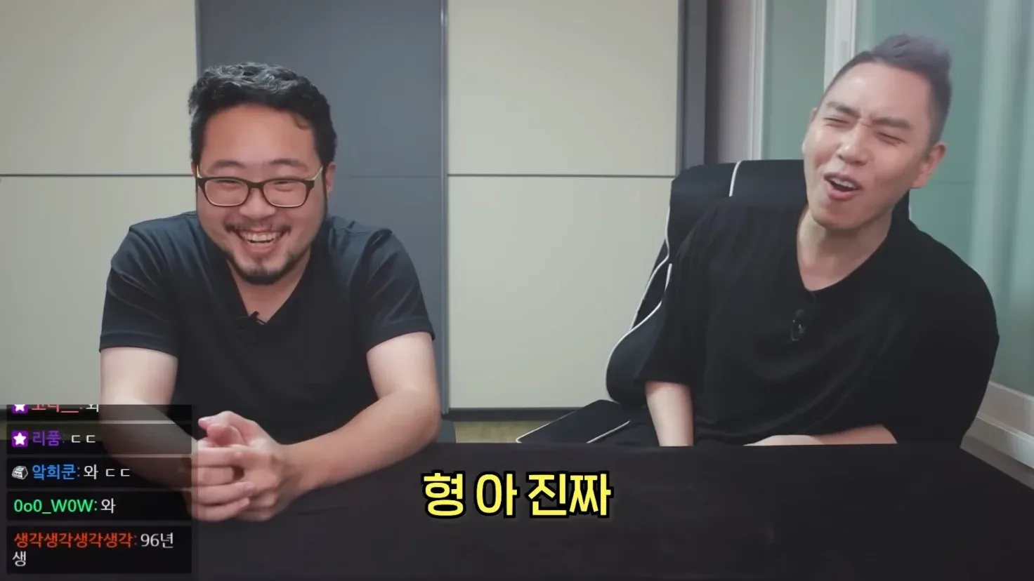 마술사 이은결이 진지한 표정으로 손가락을 들어 경고하는 모습