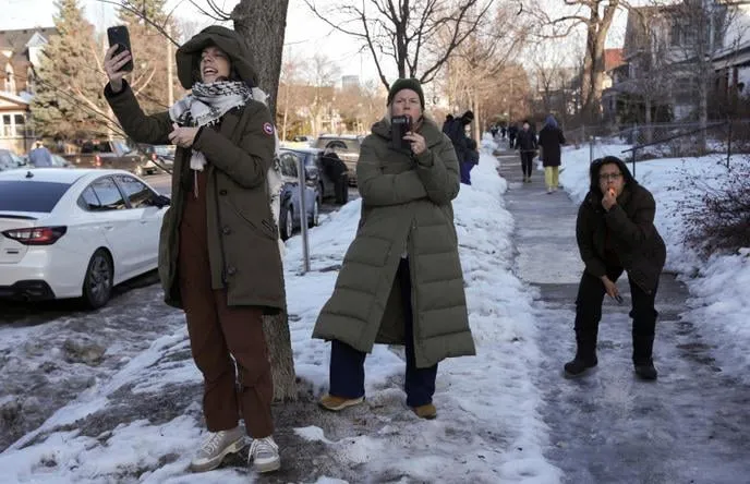 눈 덮인 거리에서 얼음 위를 걷는 사람과 강아지
