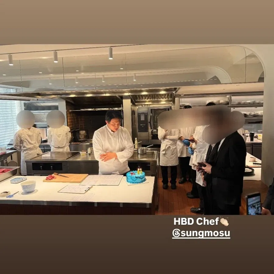 "HBD Chef @sungmosu"라고 적힌 안성재 셰프 생일 축하 케이크