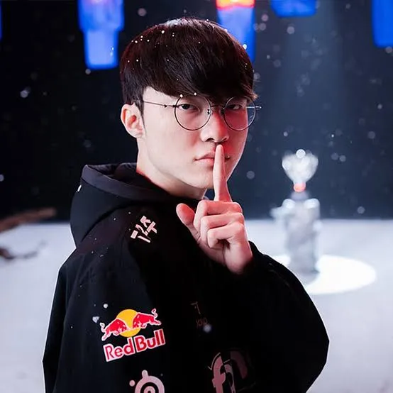 신상혁이 황금사슬권 기술을 시전하는 애니메이션 장면