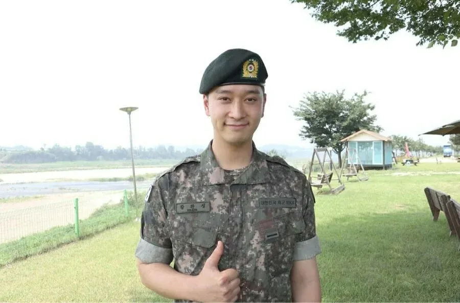 2PM 찬성의 군복 입은 모습, 명찰에 '황우성 대한민국 육군 ROKA' 표시