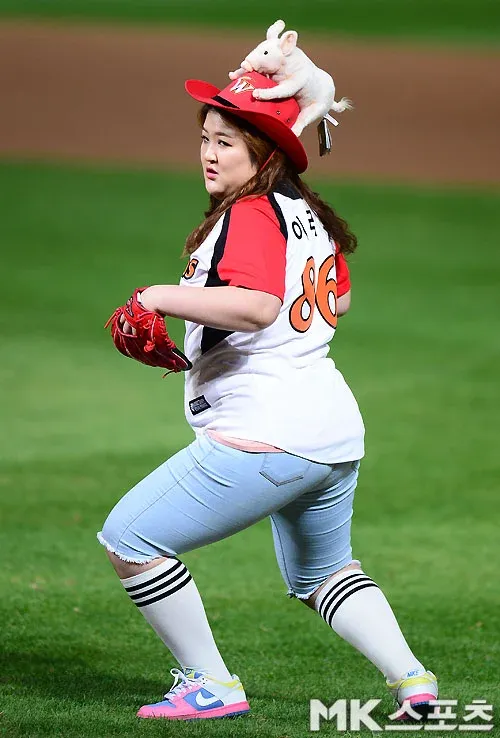 이국주가 등번호 86번이 적힌 유니폼을 입고 있는 모습