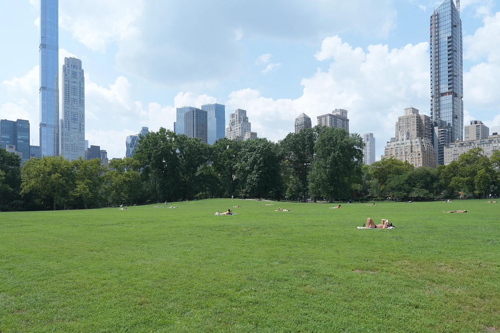 뉴욕 타임스퀘어의 화려한 네온사인과 전광판이 빛나는 야경
