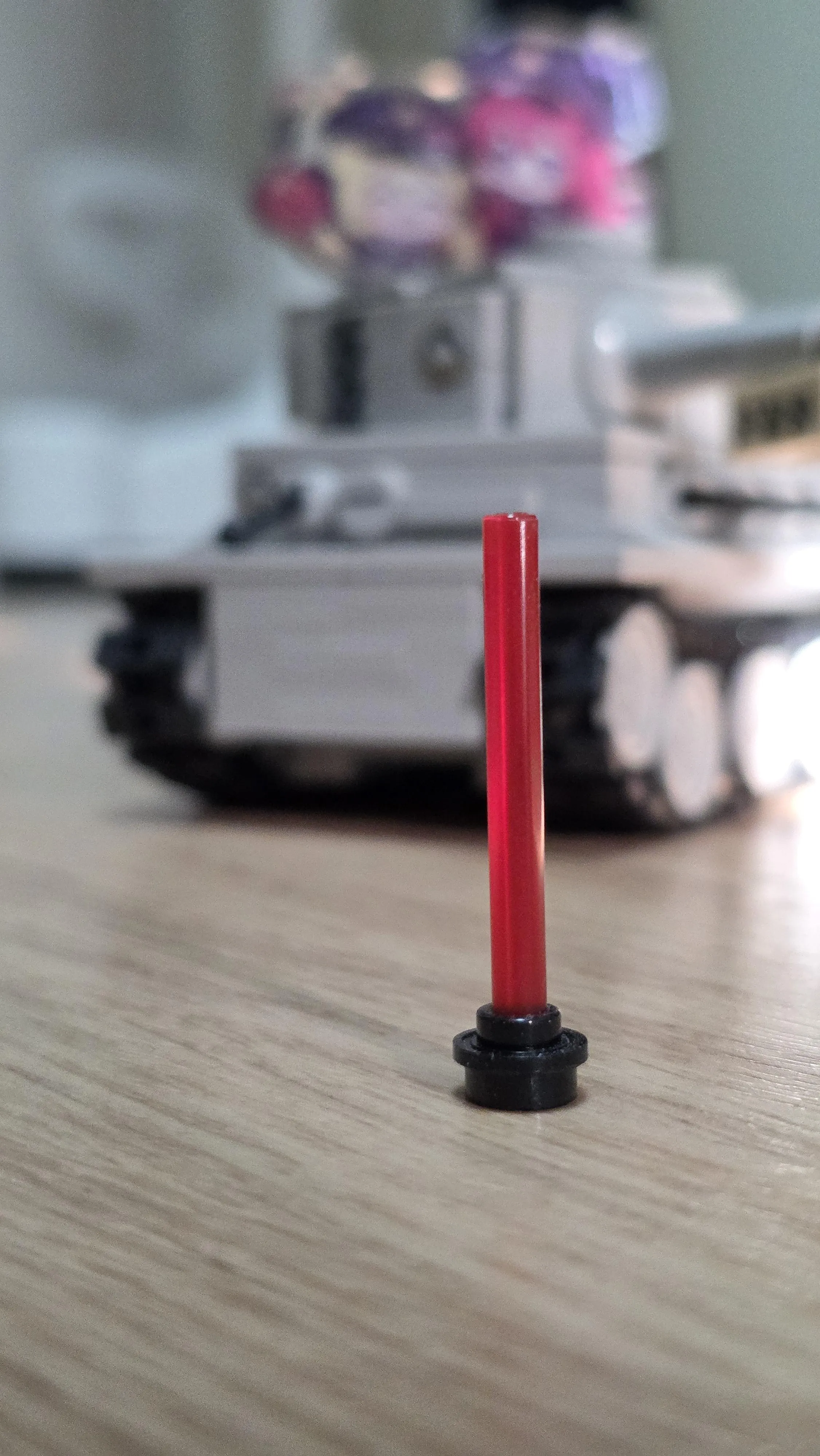 헬다이버 병사가 전장에서 임무 수행 중인 게임 스크린샷