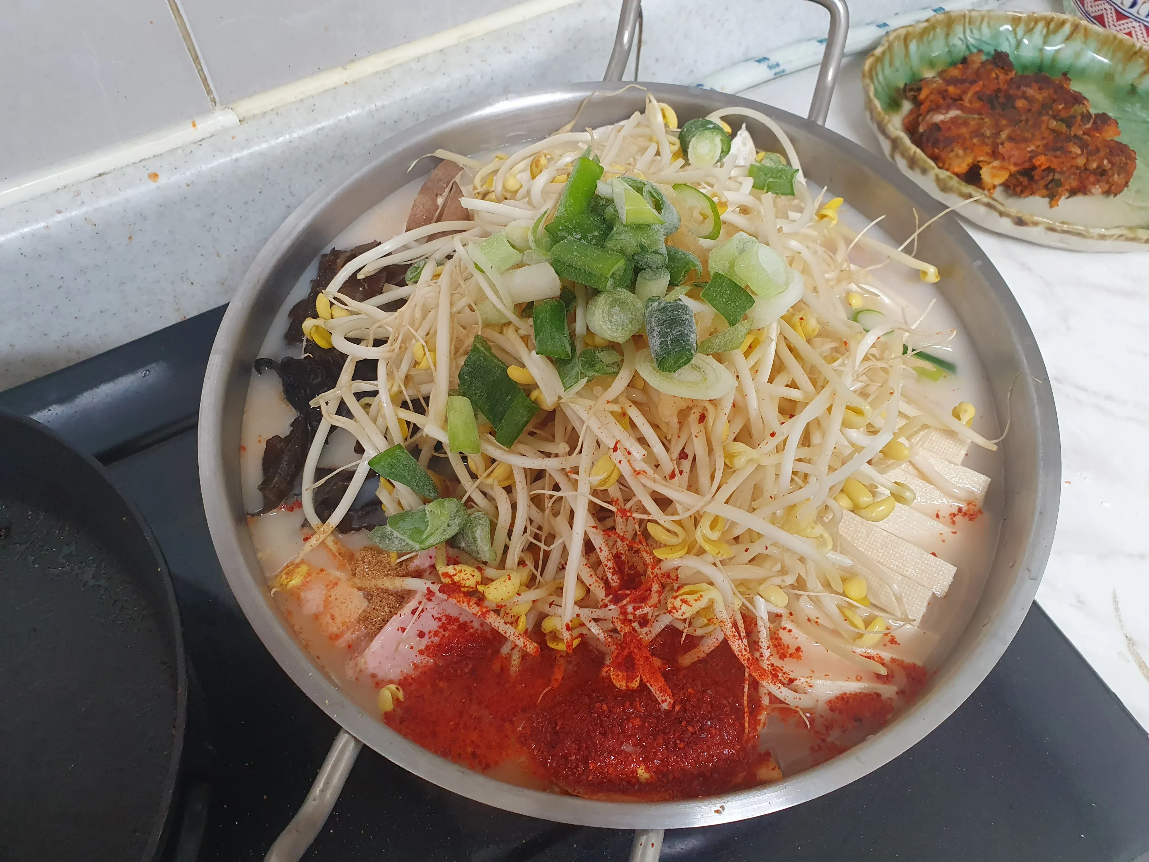 개구리 캐릭터가 부대찌개를 먹으며 기뻐하는 만화 이모티콘