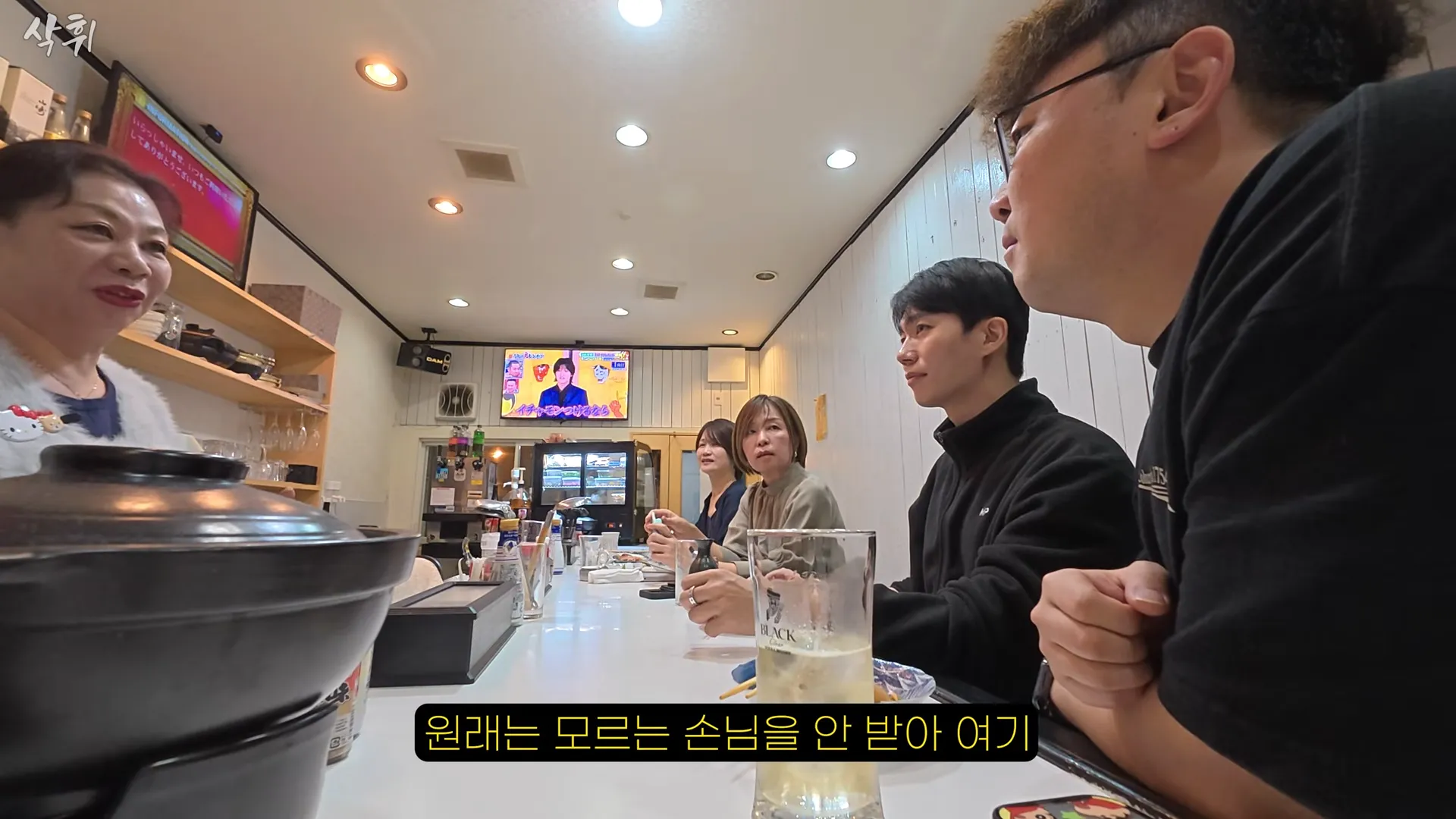 단골만 받는 이자카야 입구에 적힌 '원래는 모르는 손님을 안 받아 여기' 문구