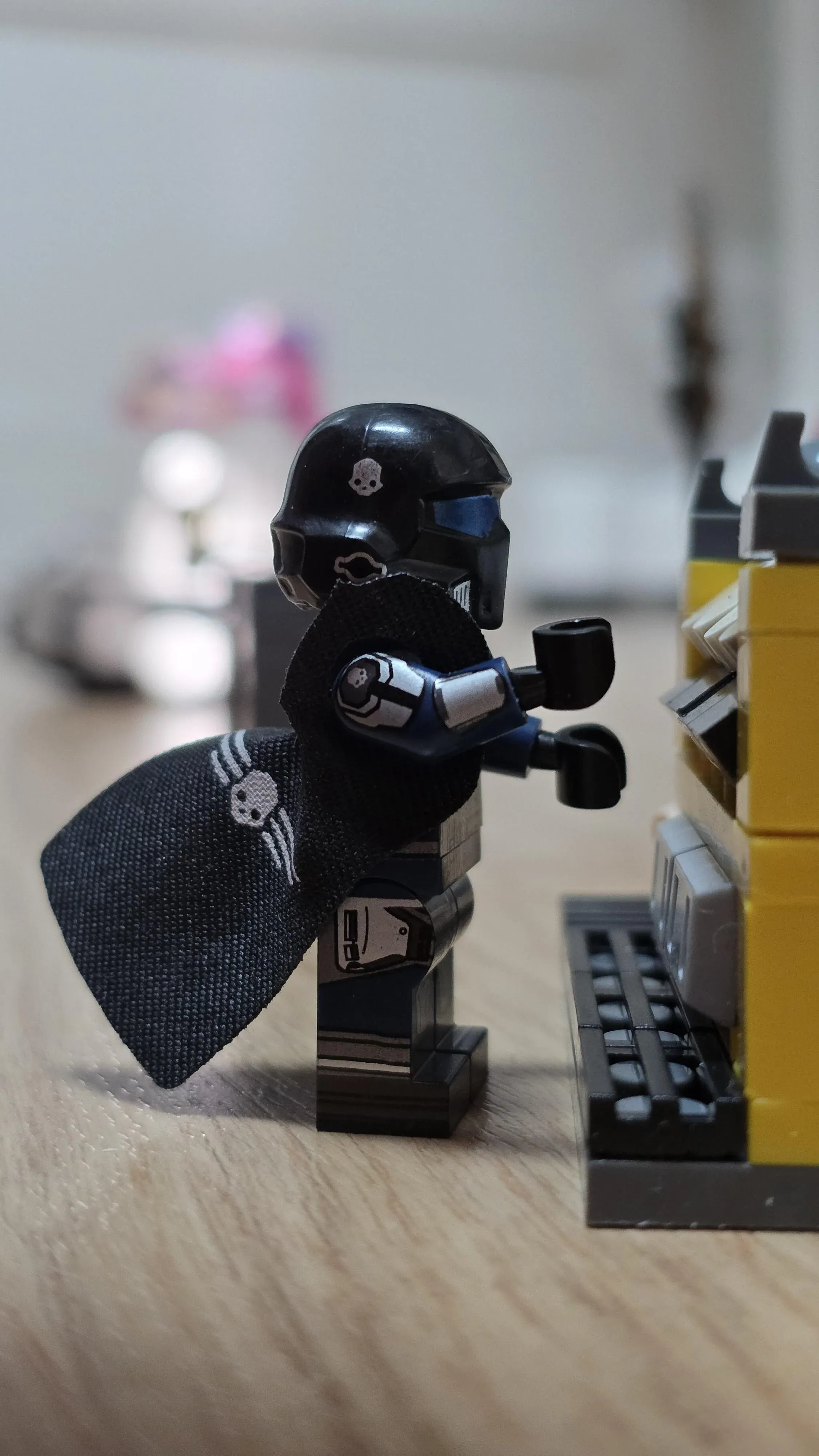 임무 중인 헬다이버가 전장에서 적과 교전하는 장면