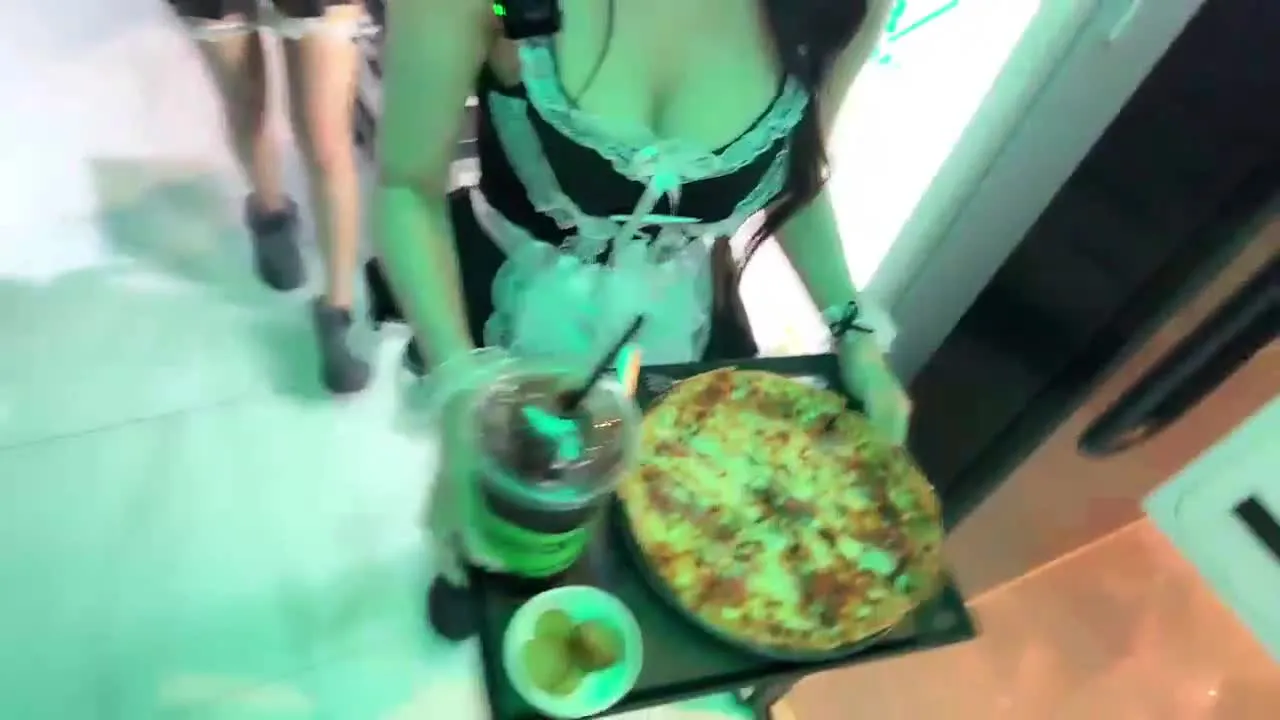 PC방 음식 영상 썸네일, 화면에 '4 pl' 텍스트 표시