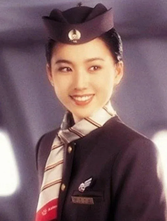 배우 박주미의 우아한 미소를 담은 클로즈업 초상 사진