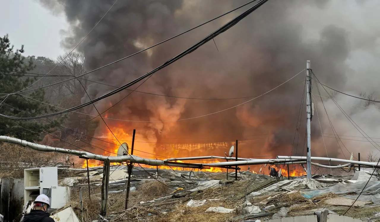 미세먼지 농도 지도에서 중국발 오염물질이 한반도로 유입되는 흐름을 화살표로 표시한 MBC 뉴스 화면