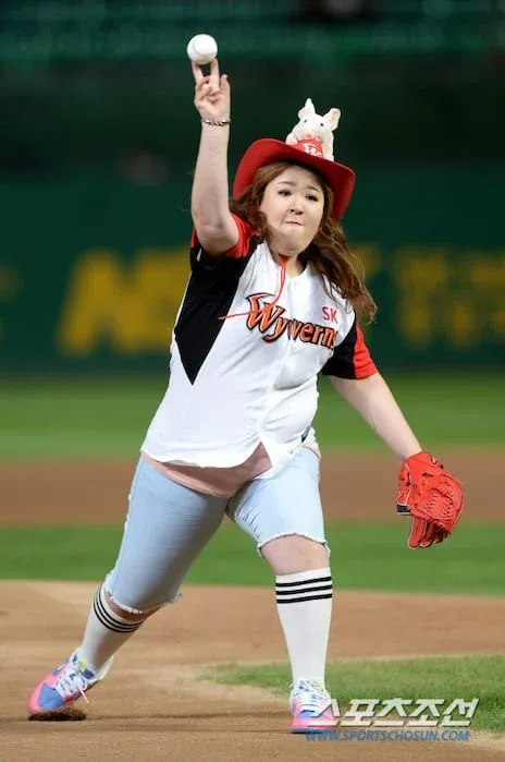 SK 와이번스 유니폼을 입은 이국주가 마운드에서 시구하는 모습