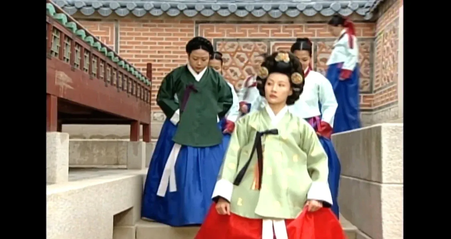 조선시대 궁중 여인들이 대립하는 모습을 그린 사극 드라마 장면