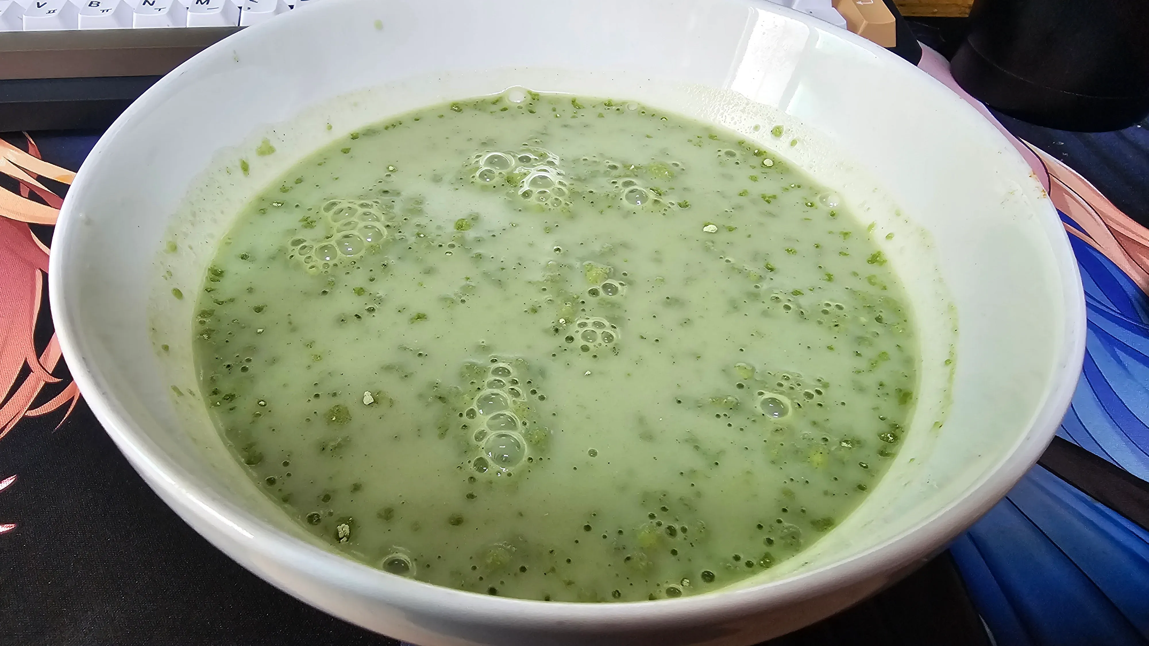 접시에 담긴 토스트, 계란, 베이컨 등 푸짐한 브런치 음식