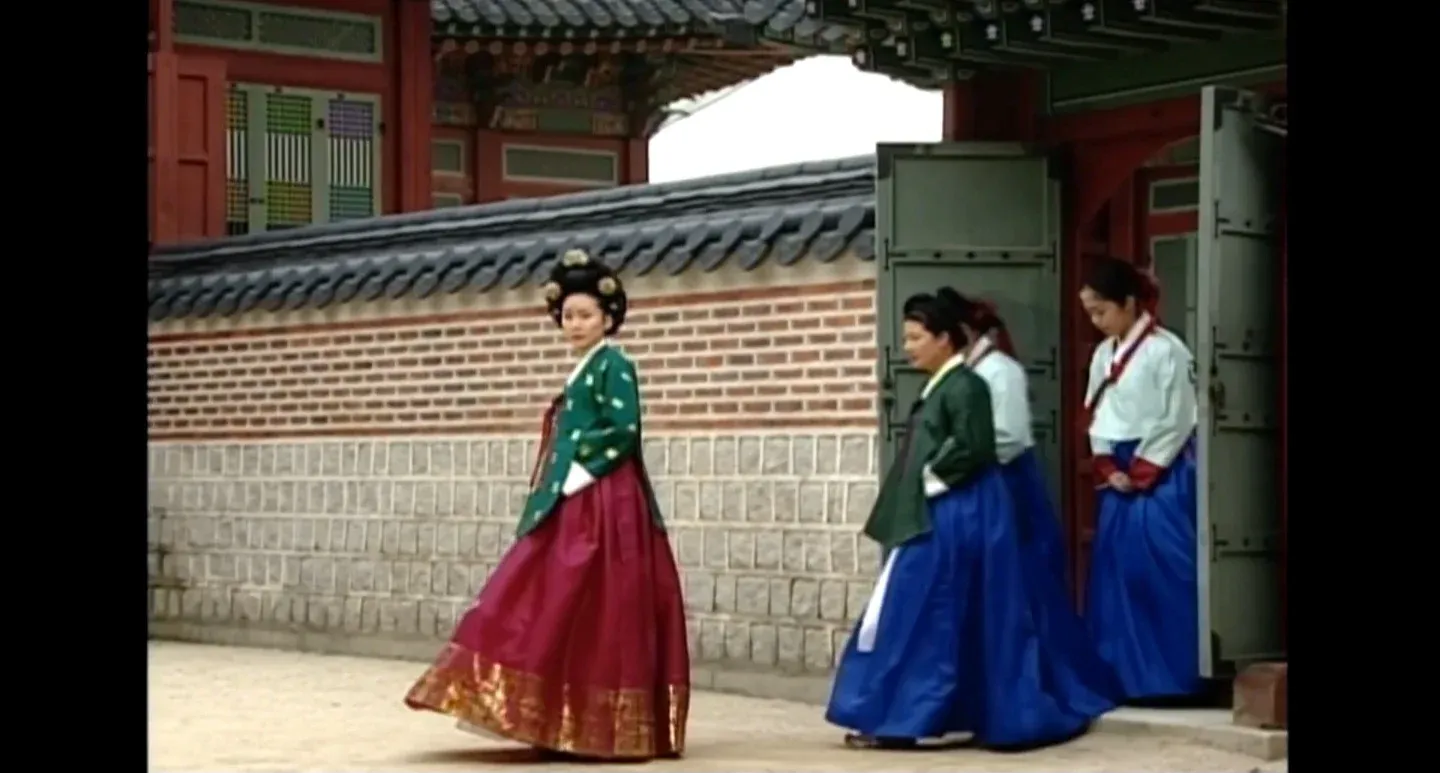 조선시대 궁중 여인들이 모여 신경전을 벌이는 드라마 장면