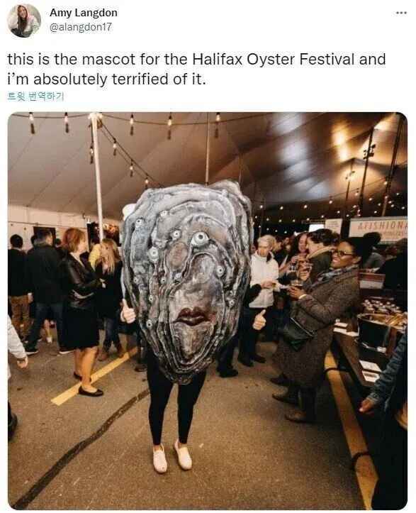 할리팩스 굴 축제의 무서운 표정의 굴 마스코트 캐릭터
