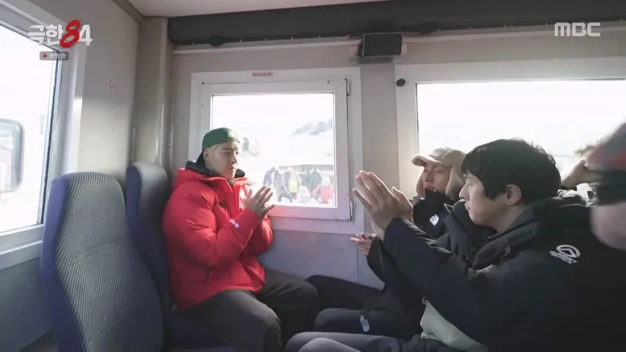 두 남성이 대화하는 장면, 한 명이 놀란 표정을 짓고 있음